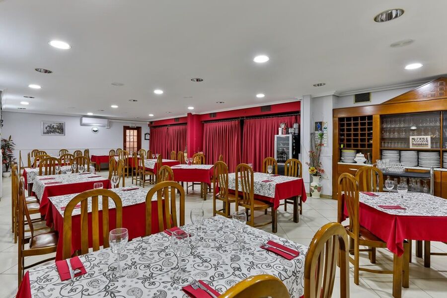 Oyo Hotel Can Peixan Alcarraz Exteriör bild